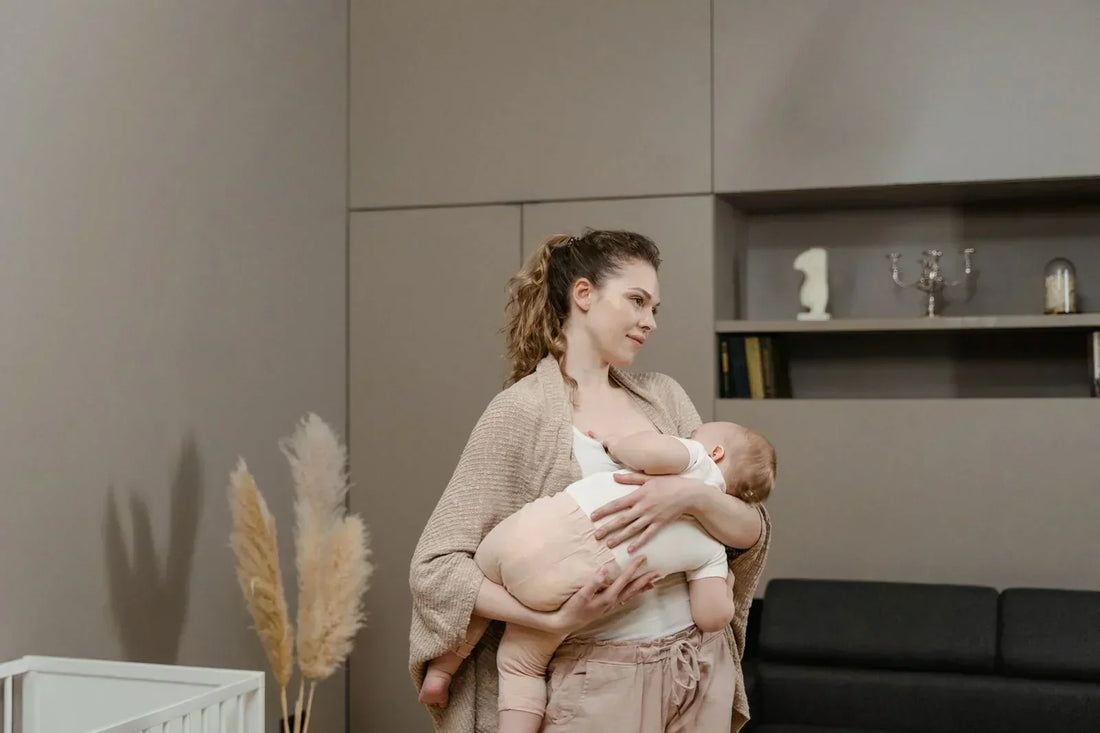 Mutter stillt ihr Baby ruhig zuhause trotz blutiger Brustwarzen beim Stillen