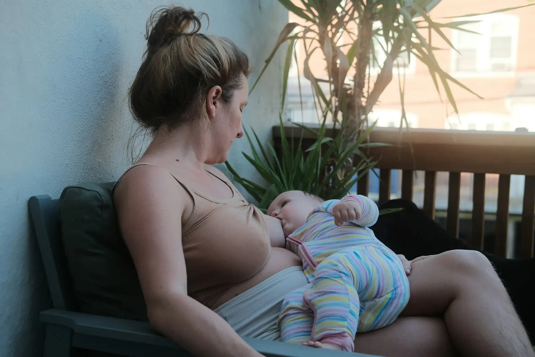 Wunde Brustwarzen beim Stillen: Mutter stillt ihr Baby entspannt bei natürlichem Licht