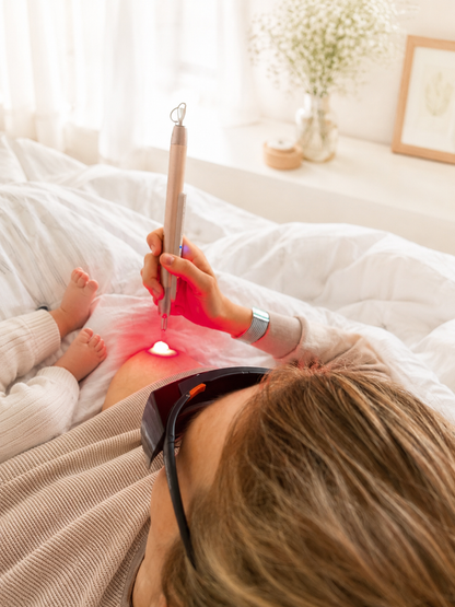 Wunde Brustwarzen stillen – Mutter mit Baby beim Therapielaser leihen