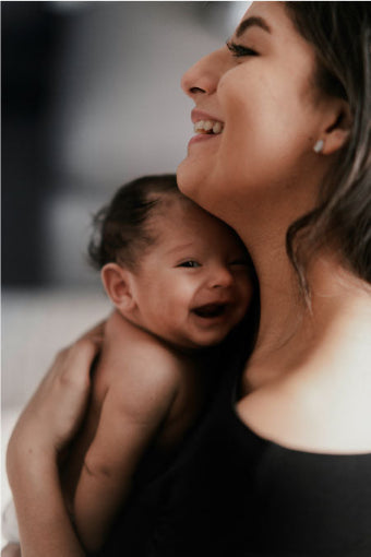 Kaiserschnitt Narbe pflegen – Mutter mit Baby beim Therapielaser leihen