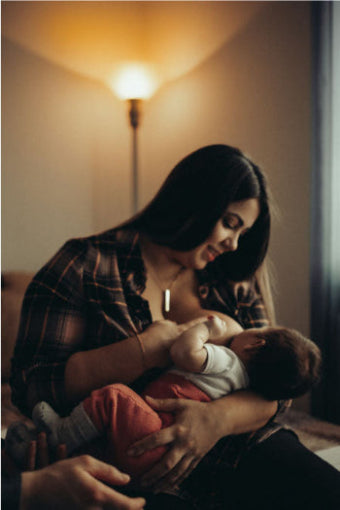 Wunde Brustwarzen stillen – Mutter mit Baby beim Therapielaser leihen
